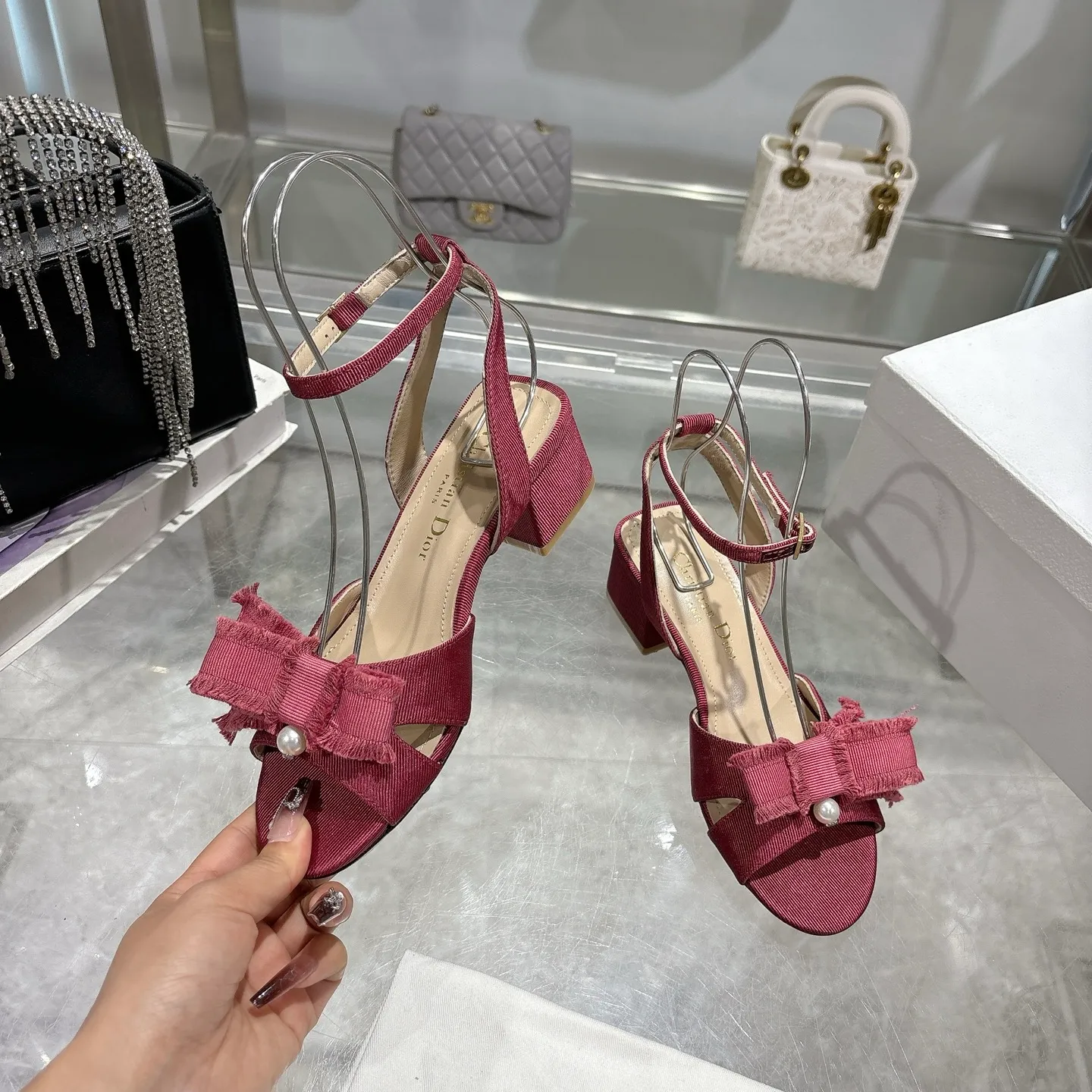 👟👟Ex-factory price 520👟👟 🎆Fringed webbing women's shoes Dior Dior 2024 spring and summer catwalk new Adiorble women's shoes CD star's same fashion tassel bow square head pearl letter logo hardware buckle high-heeled hollow sandals The top high-end version on the market Upper: original customized tassel grosgrain Lining: sheepskin lining foot pad Outsole: Italian leather outsole Heel height: 8.5cm Size: 34-41 (34.40.41. Customization is non-refundable)